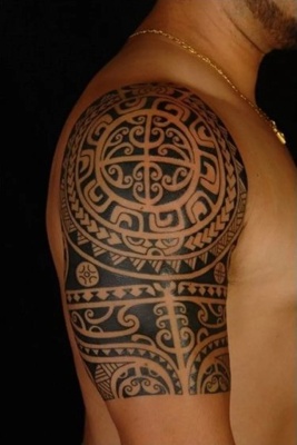  Tatouage maori, polynésien sur l'épaule et le haut du bras